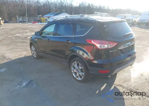 2015 Ford Escape Titanium z USA, uszkodzony, nr VIN 1FMCU9J92FUB89654